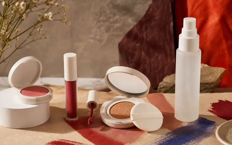 Giao diện demo BẢN MÀU Cosmetics — Một biến động, thấy đúng màu phía sau